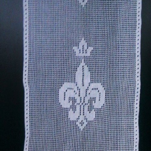 Grand rideau ou panneau de porte au crochet. motifs fleur de lys couronnée en coton balanc.