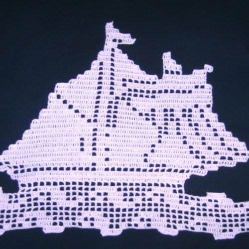 Bateau jonque napperon au crochet en coton. création pièce unique crochet fait main.