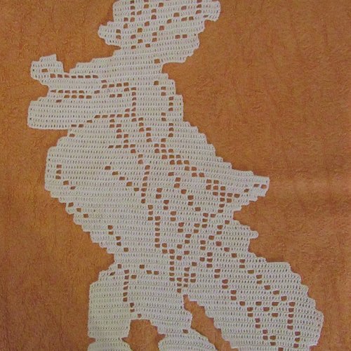 Napperon dentelle de crochet chérubin violoncelle. musicien en coton création pièce unique.