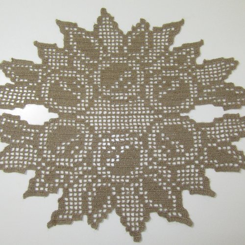 Napperon centre de table tournesols au crochet. décoration textile rustique. création exclusivité.