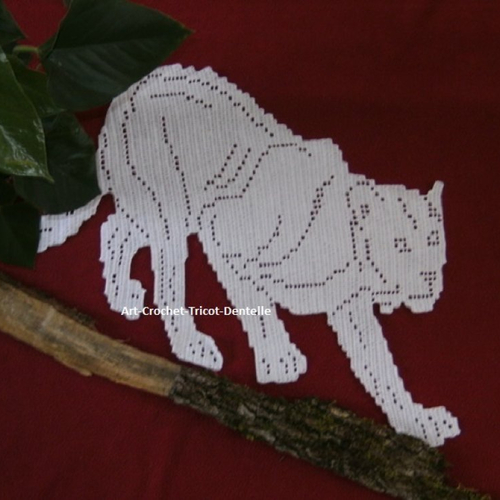 Napperon panthère ou gros chat au crochet en coton blanc. dentelle création fait main.