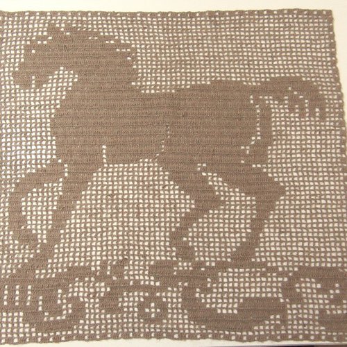 Grand napperon en jute motif cheval. création crochet fait main. linge de table, déco textile.