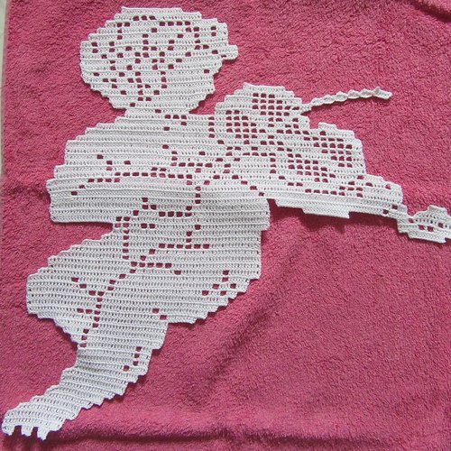Napperon chérubin et violon. création crochet fait main. déco textile dentelle de crochet.