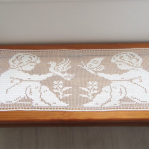Napperon chemin de table " chérubins" crochet fait main façon ancienne dentelle.