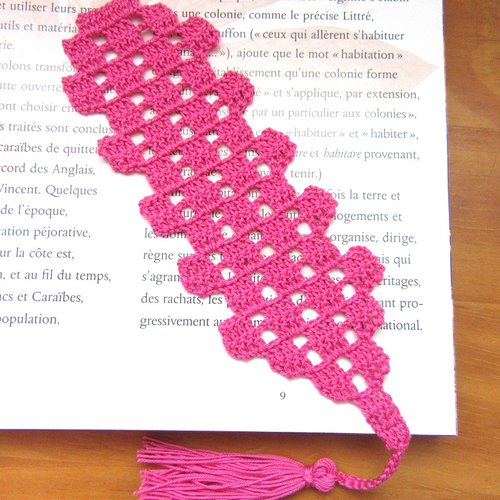 Marque page, signet en dentelle de crochet rose. création fait main.