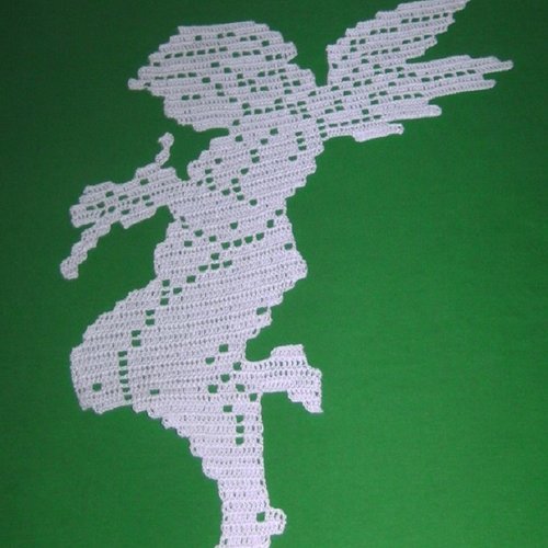 Napperon ange musicien . crochet coton blanc. décoration textile.