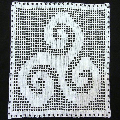 Napperon " triskell ". décoration textile, crochet fait main.