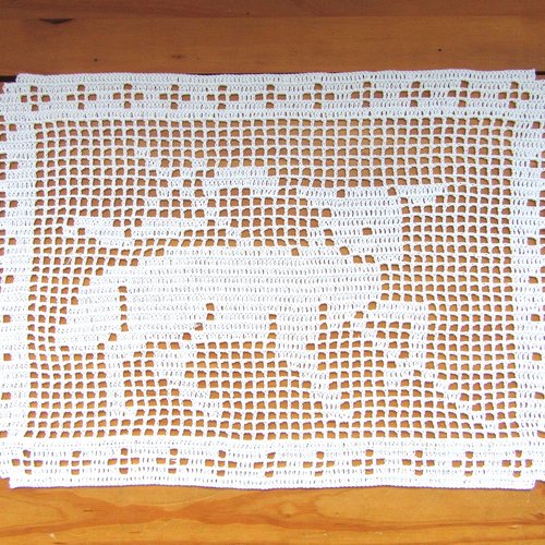 Napperon dentelle de crochet, agneau pascal en coton blanc. déco fêtes de pâques. création fait main.
