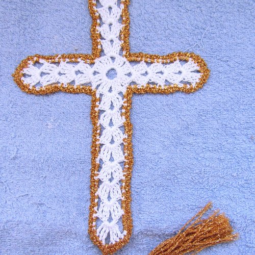 Marque page ,signet croix en dentelle de crochet. accessoire livre. dentelle religieuse