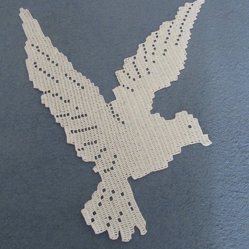 Colombe napperon crochet fait main. décoration textile.