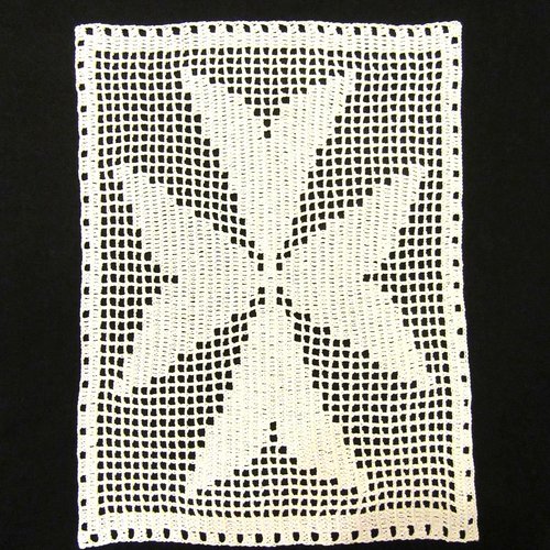 Napperon croix de malte au crochet fait main. décoration textile à thème.