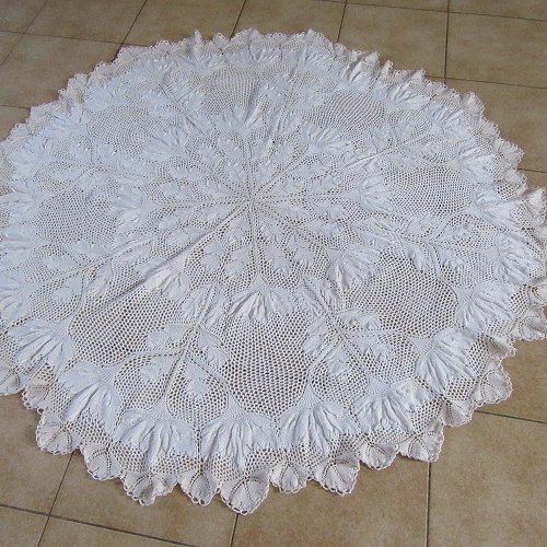 Grande nappe ronde  tricot d'art en coton beige. dentelle aux aiguilles. tricot fait main.