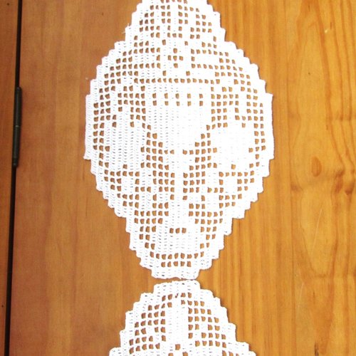 Art religieux, 3 napperons dentelle de crochet. linge d'autel décoration textile