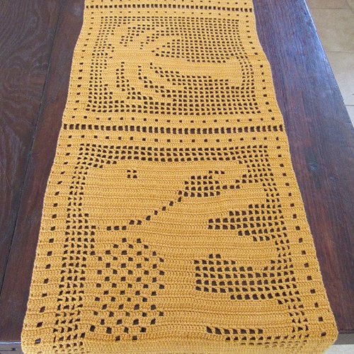 Chemin de table au crochet en coton ambré. motifs éléphant et palmier fait main.