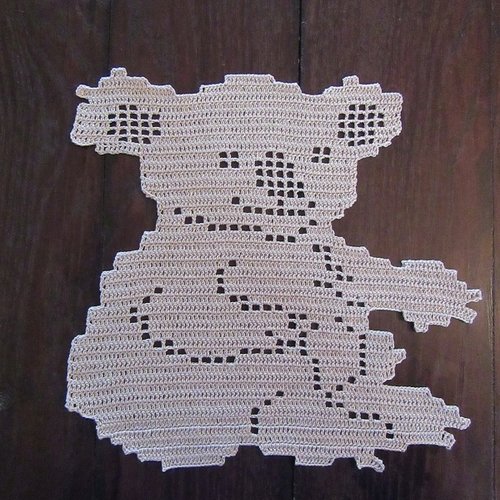 Napperon au crochet motif koala en coton beige.