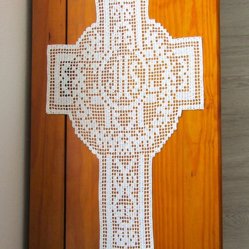 Croix en dentelle de crochet. art religieux fait main. collection beau linge.
