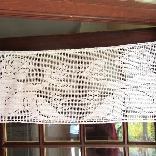 Rideau brise-vue voilage . dentelle de crochet. chérubins romantique.