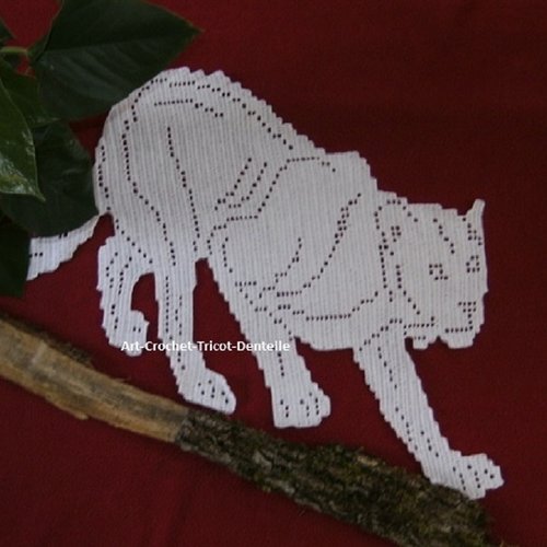 Napperon panthère ou gros chat au crochet en coton blanc. dentelle création fait main.