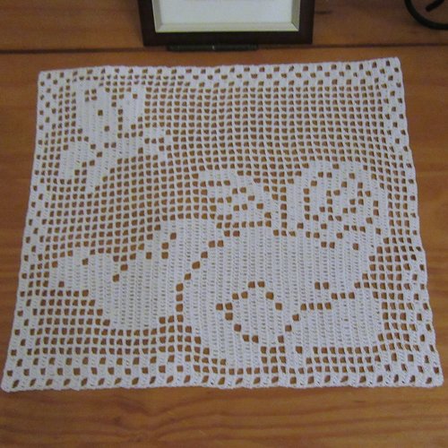 Napperon angelot et papillon crochet fait main. linge de table.