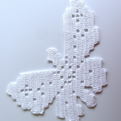 Napperon écusson papillon. création crochet fait main. pièce pour customisation , déco textile
