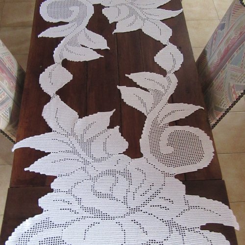 Nappe , chemin de table dentelle de crochet . création.