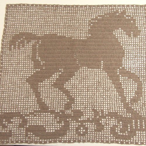 Nappe tapis de table en jute motif cheval. création crochet fait main. linge de table, déco textile.