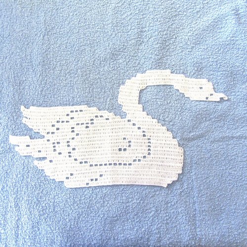 Napperon cygne blanc dentelle de crochet en coton . linge de table fait main.