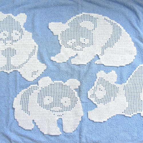Lot de 4 napperons panda. dentelle de crochet en coton. création fait main.