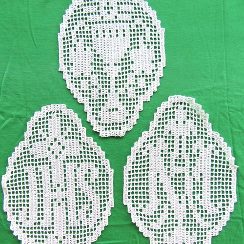 Art religieux, 3 napperons dentelle de crochet. linge d'autel décoration textile