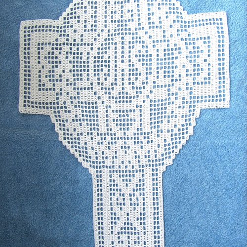 Croix en dentelle de crochet. art religieux fait main. collection beau linge.