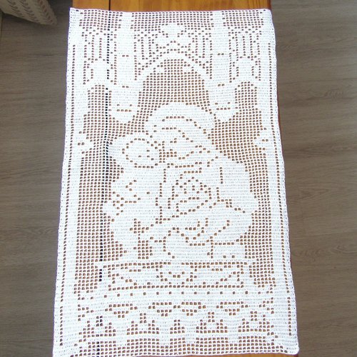 Vierge à l'enfant napperon dentelle religieuse. art religieux textile fait main.