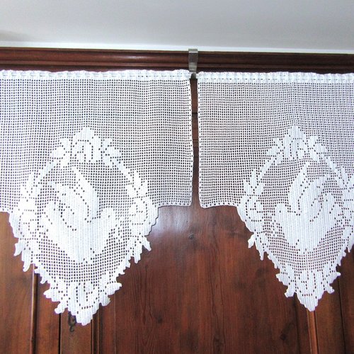 Rideaux brise-vue, voilage colombe fleurie. dentelle de crochet création fait main.