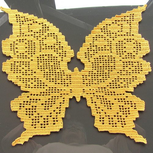 Napperon papillon orange, dentelle de crochet . linge de table , déco textile.
