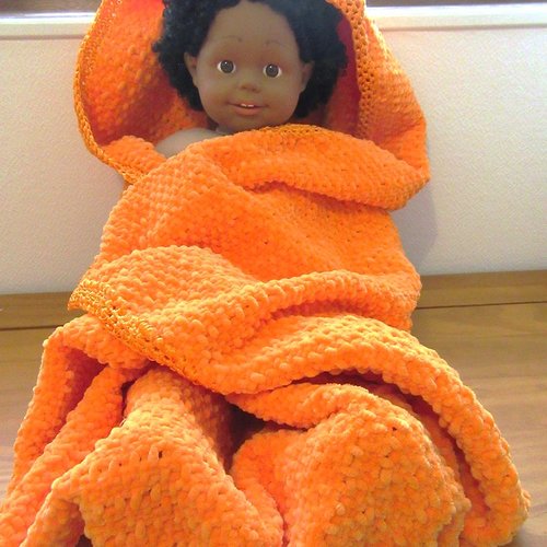 Couverture bébé ultra douce . fil velours & ruban satin orange. création tricot-crochet fait main.