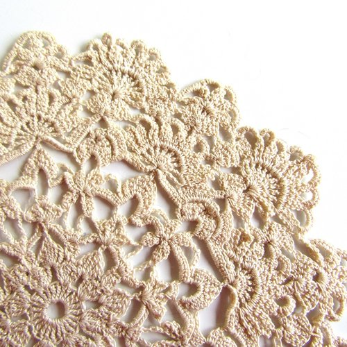 Petit napperon rosace en coton beige style frivolité. crochet fait main.