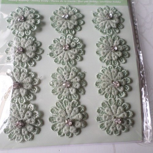 X 1 planche de 12 fleurs 3d coton dentelle vert clair+strass blanc sur tige métal argenté 25 mm