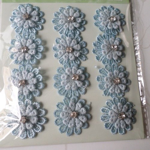 X 1 planche de 12 fleurs 3d coton dentelle bleu+strass blanc sur tige métal argenté 25 mm 