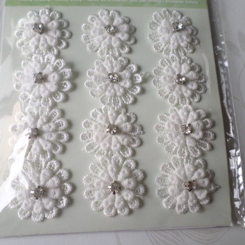 X 1 planche de 12 fleurs 3d coton dentelle blanche+strass blanc sur tige métal argenté 25 mm