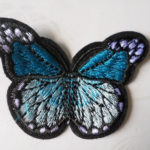 X 1 écusson-patch brodé papillon ton turquoise/bleu à coudre 7 x 4,8 cm