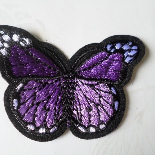 X 1 écusson-patch brodé papillon ton violet à coudre 7 x 4,8 cm