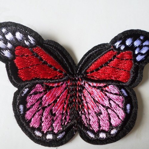 X 1 écusson-patch brodé papillon ton rouge/rose à  coudre 7 x 4,8 cm