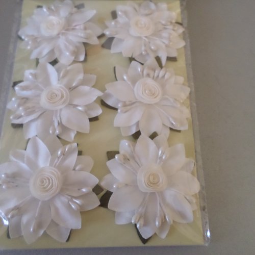 6 grosses fleurs blanche en papier effet 3d sur tige métalique 5,5 x 5,5 cm