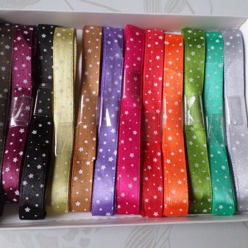 X 12 fois 1 mètre de ruban satin multicolore motif étoile blanche 10 mm