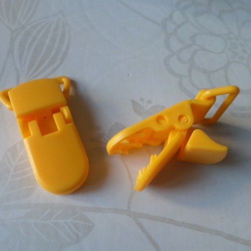 X 1 pince clip crocodile/attache tétine jaune/orangé en plastique 42 x 15 mm
