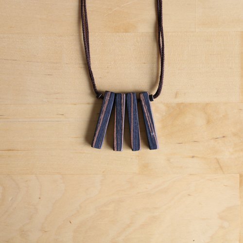 Collier en bois racines suspendues