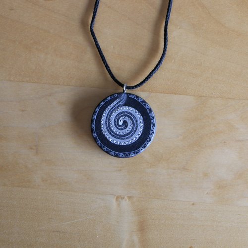 Collier en bois nuit de lapis