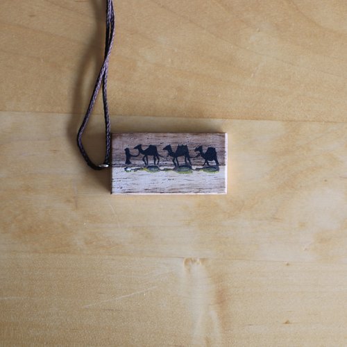 Collier en bois sous le pas du sarban