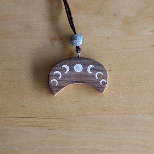 Collier en bois cycle lunaire