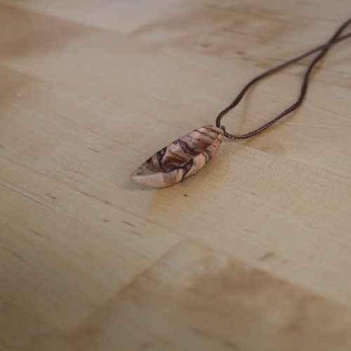 Collier en bois le bateau à la dérive du vent
