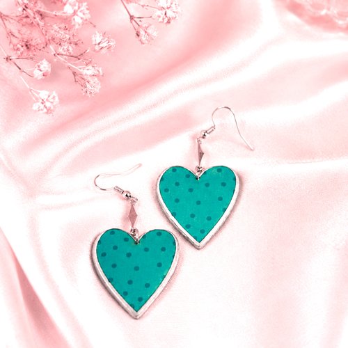 Boucles d'oreilles artisanales en forme de coeur bleu à pois - bijou artisanal doux et romantique